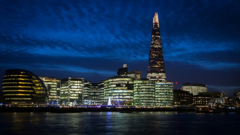 The Shard von der Themse aus bei Nacht 